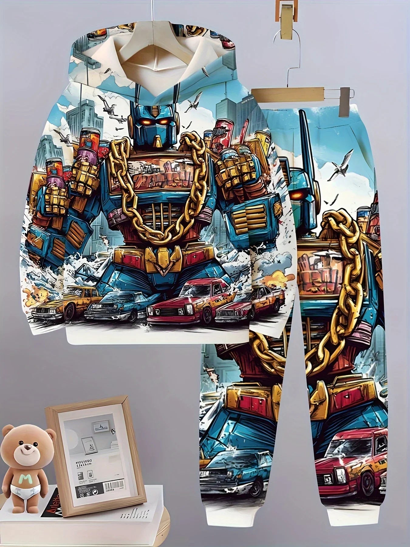 Pyjama enfant avec robot bleu style Transformers, chaîne dorée, voitures, fond urbain coloré – Transformers.