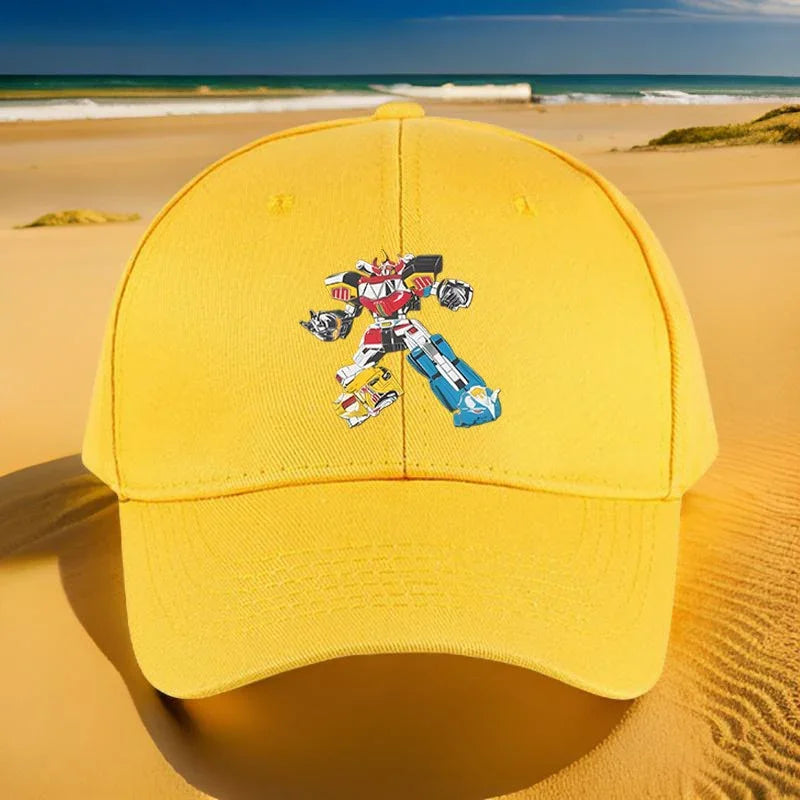 Casquette jaune avec robot coloré en posture dynamique sur une plage ensoleillée – Transformers.