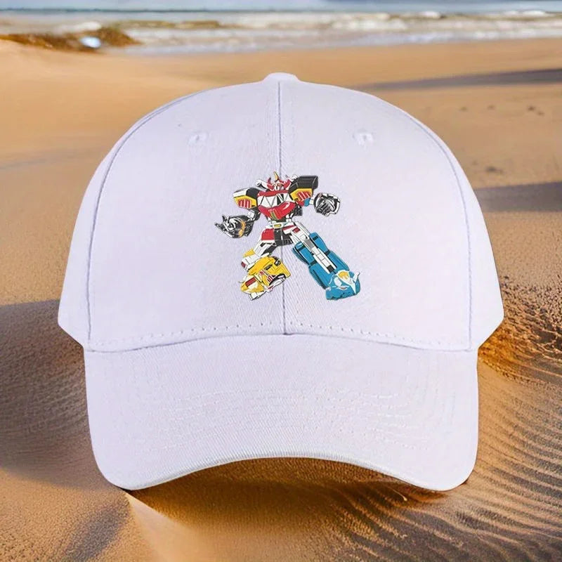 Casquette blanche avec robot coloré stylisé, posée sur le sable devant la mer – Transformers.