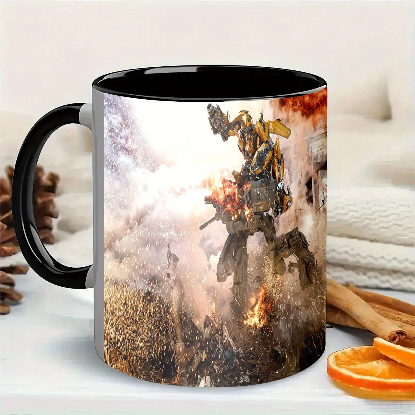 Mug noir illustré de Bumblebee en pleine bataille, explosions et flammes, design dynamique – Transformers.