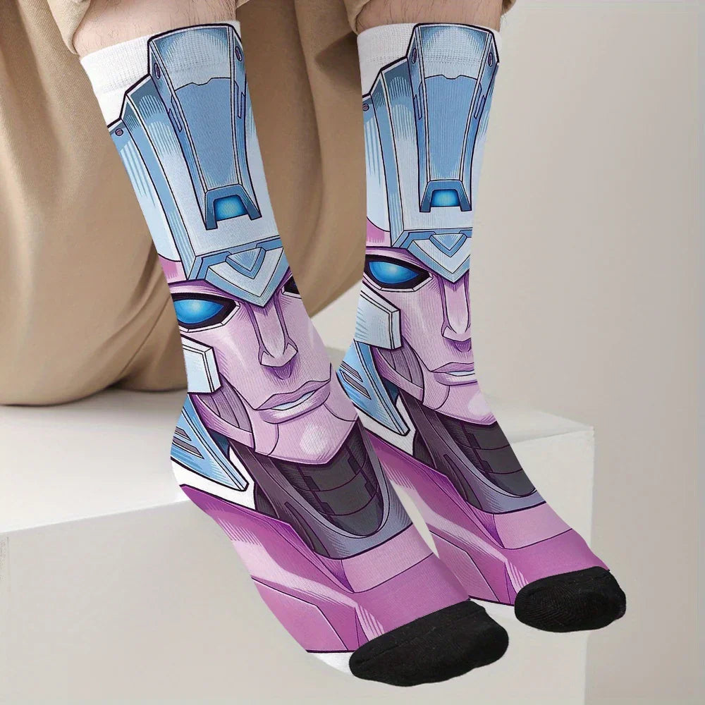 Chaussettes illustrées du visage de robot Arcee en bleu et rose, style cartoon – Transformers.