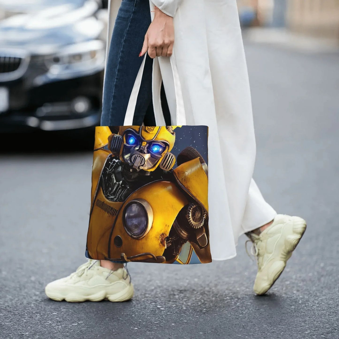Sac cabas imprimé avec Bumblebee jaune, robot détaillé aux yeux lumineux, rue urbaine – Transformers.