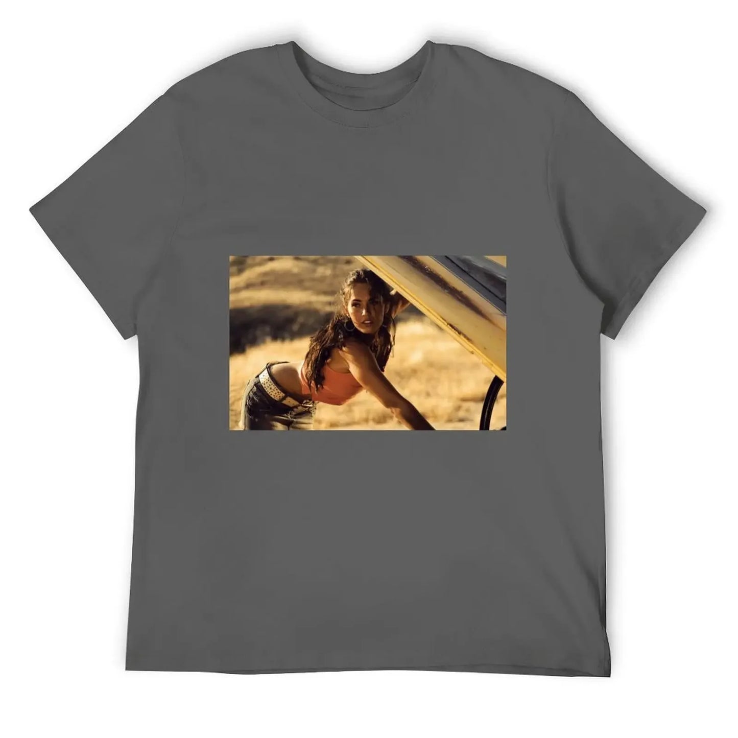 T-shirt gris motif femme brune réparant une voiture en plein air, décor désertique – Transformers.