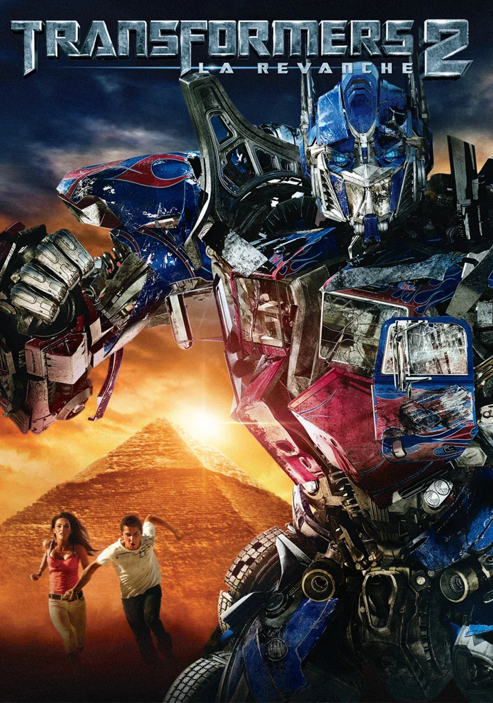 Affiche de film avec un robot géant bleu et rouge, deux humains courant devant des pyramides – Transformers.