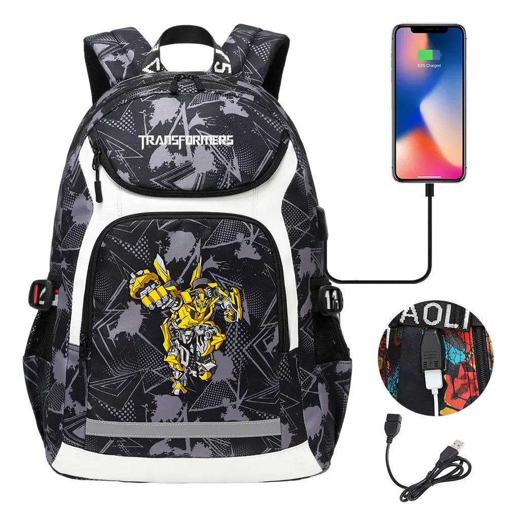 Mochila Bumblebee negra y gris con puerto USB conectado