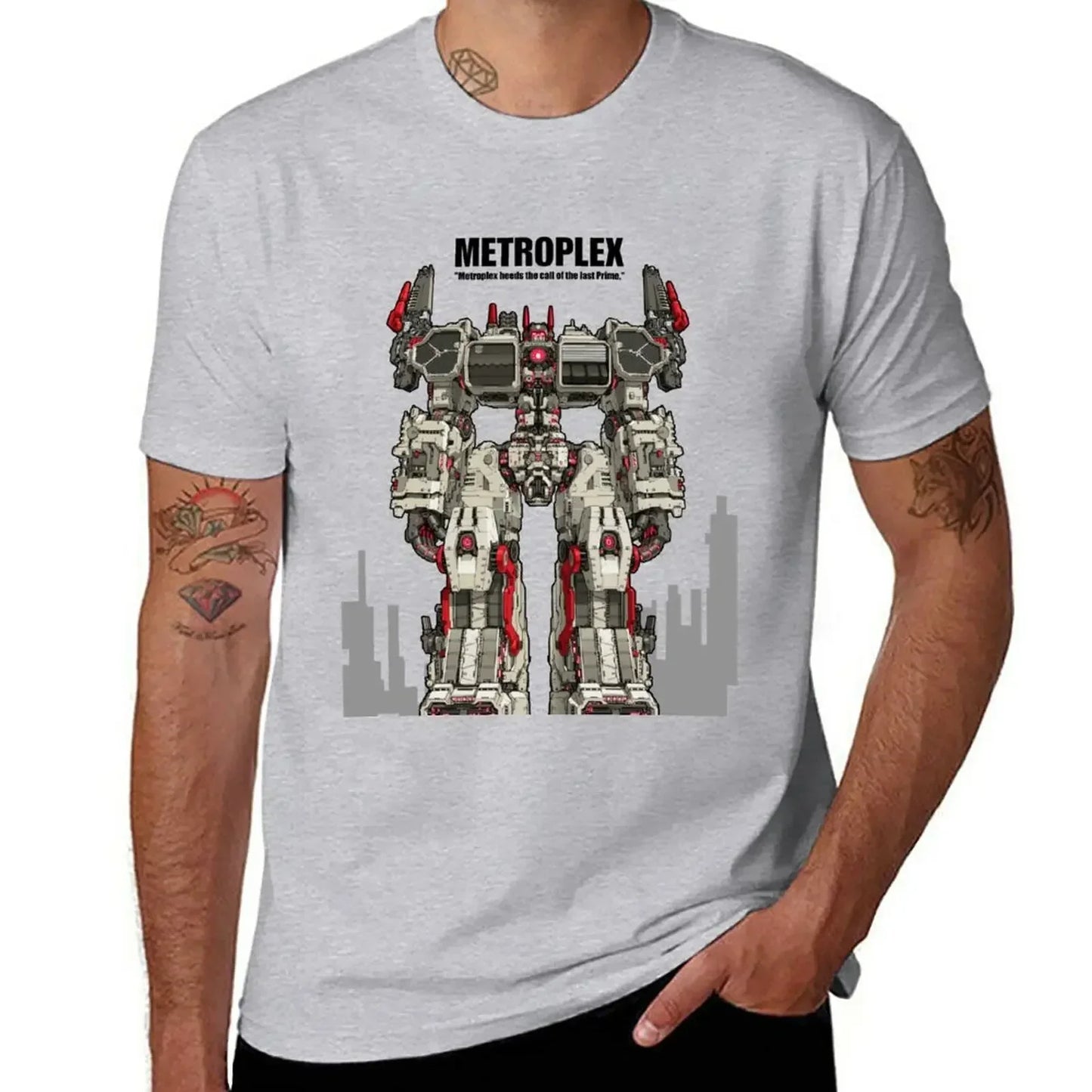 T-shirt gris avec robot Metroplex debout, design détaillé avec décor urbain en fond – Transformers.