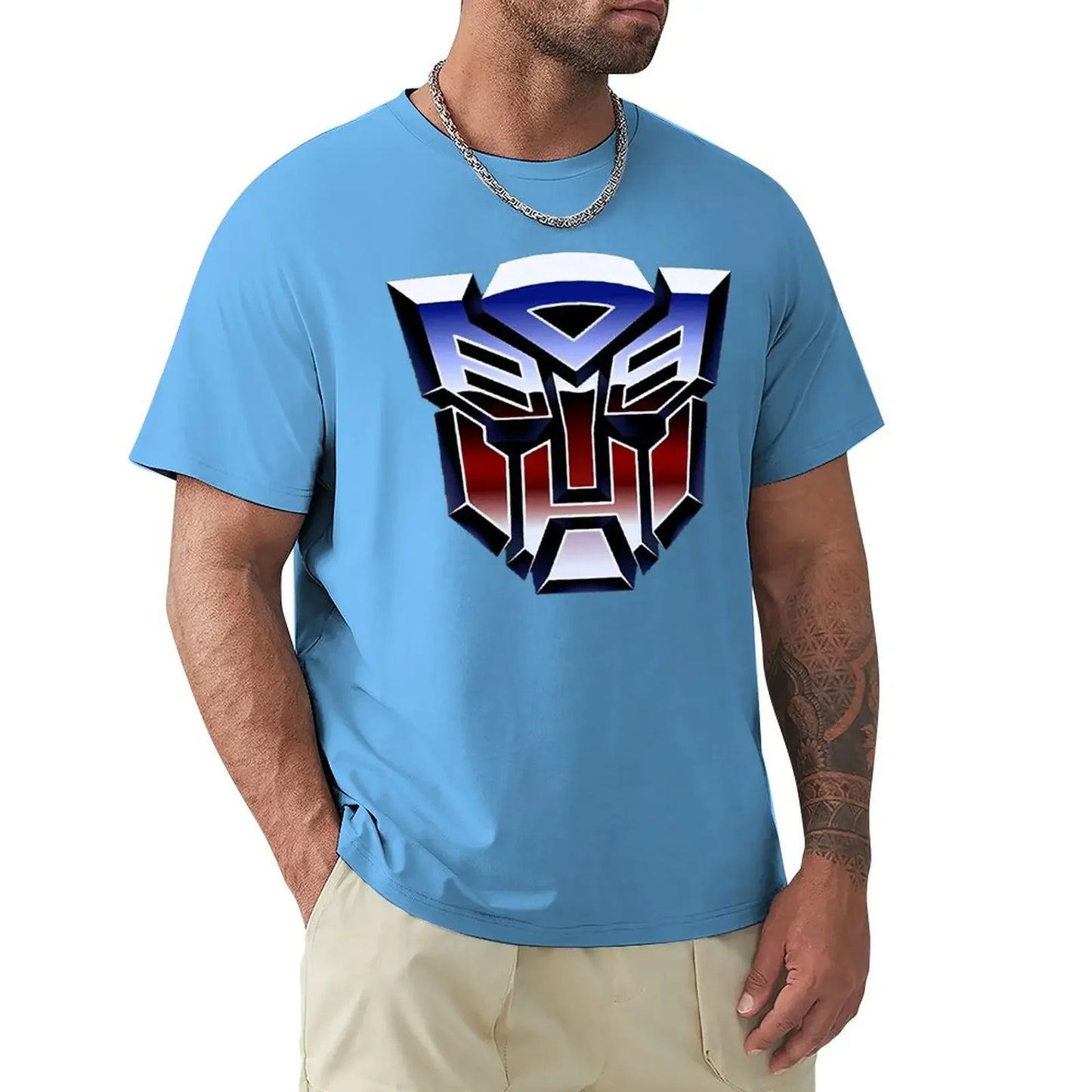 Homme portant un t-shirt bleu avec logo Autobots stylisé argenté et rouge, style décontracté – Transformers.