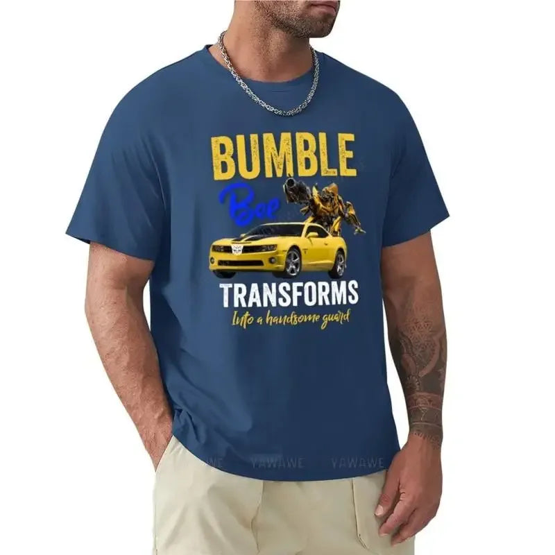 T-shirt bleu avec impression Bumblebee, robot jaune debout sur une voiture jaune – Transformers.