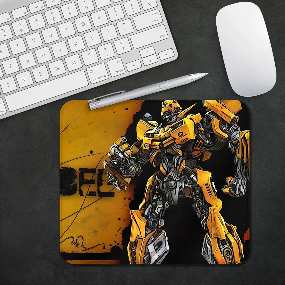 Tapis de souris Bumblebee jaune noir, robot en posture dynamique sur fond décor jaune et noir – Transformers.