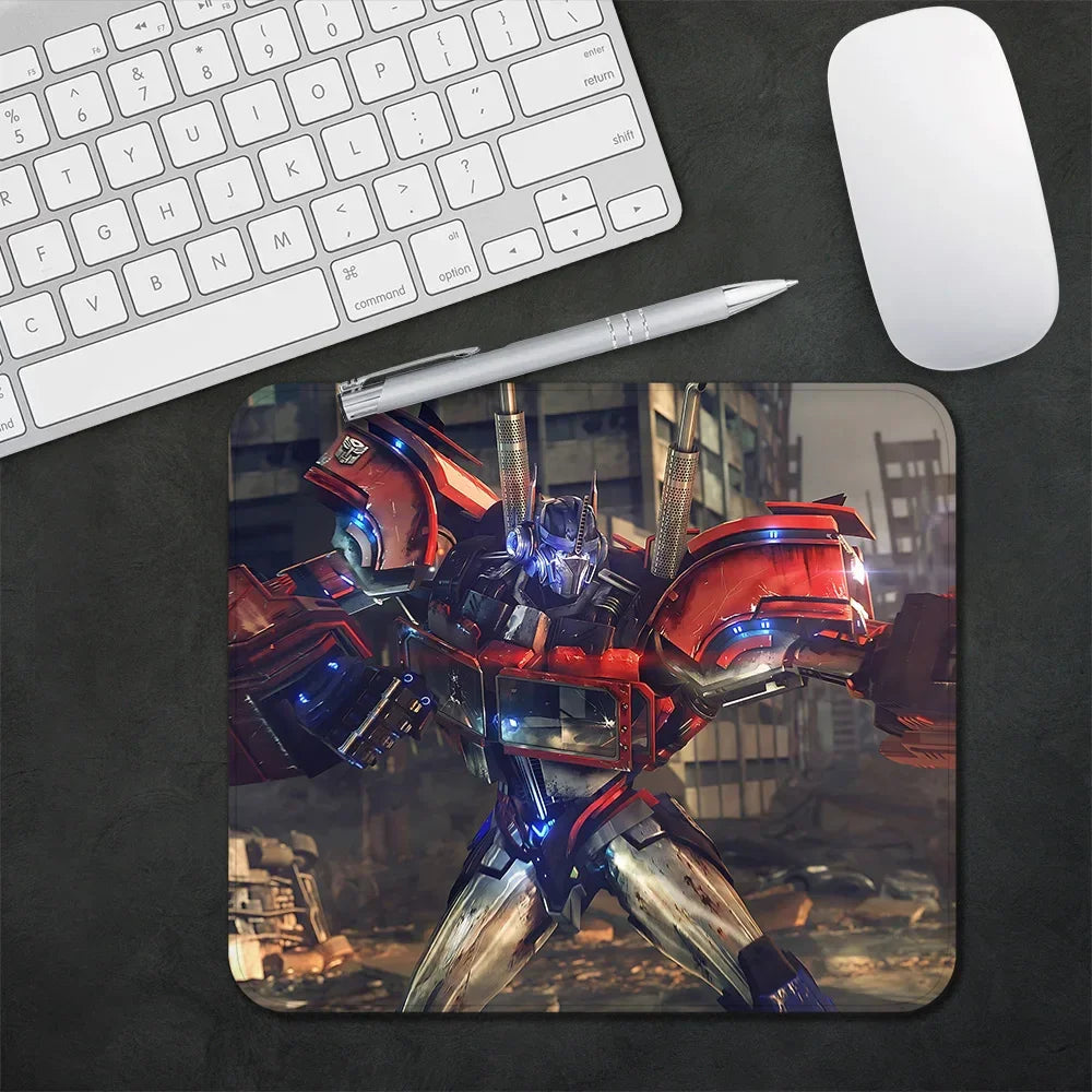 Tapis de souris avec robot rouge et bleu en posture de combat devant ruines urbaines – Transformers.