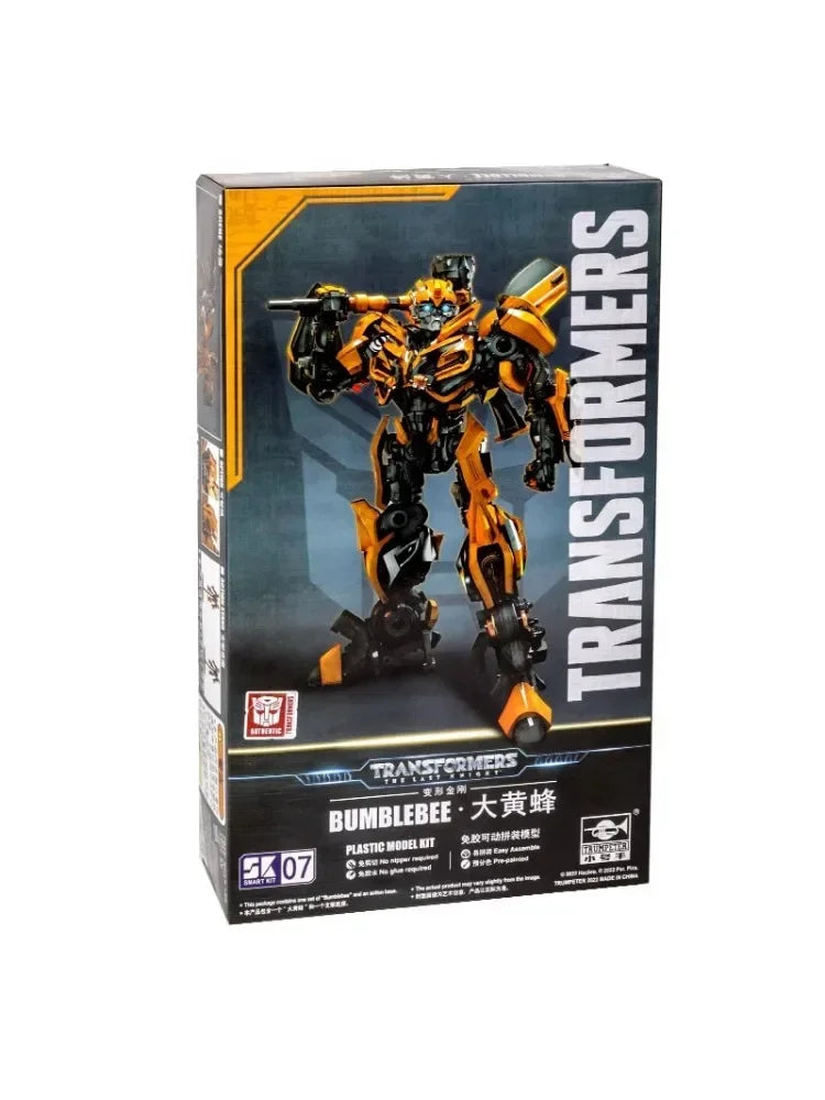 Boîte de maquette en plastique Bumblebee, robot jaune et noir debout, fond sombre, style mécanique – Transformers.
