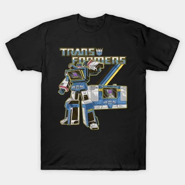 T-shirt noir avec robot Soundwave bleu et gris debout sur fond graphique rayé – Transformers.