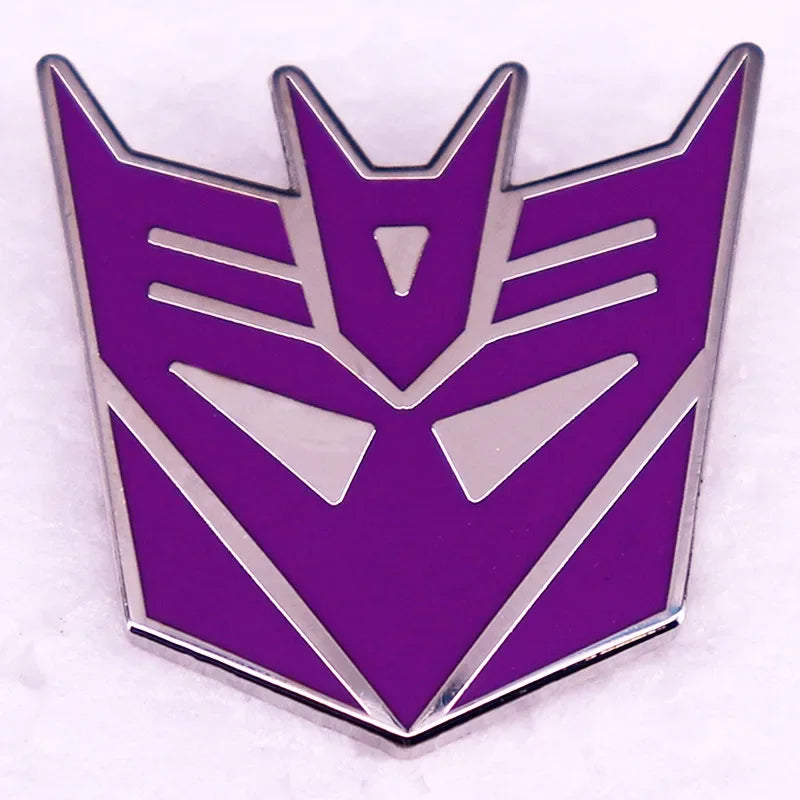 Pin broche logo Decepticon violet et argent sur fond blanc – Transformers.