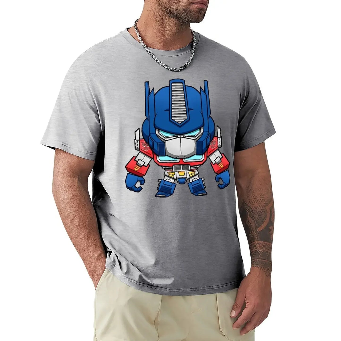 T-shirt gris avec dessin chibi d’Optimus Prime en couleurs vives, style cartoon – Transformers.