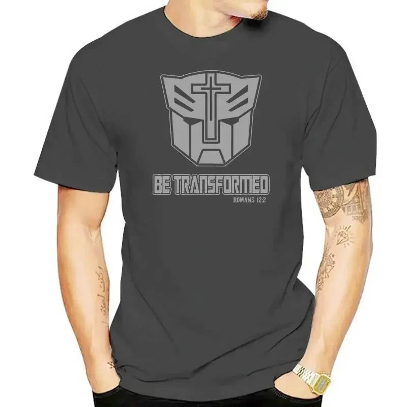 Homme portant un t-shirt noir logo Transformers gris, croix et texte Be Transformed – Transformers.