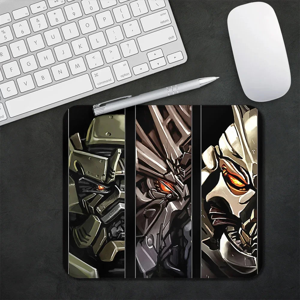 Tapis de souris Transformers avec illustrations de robots métalliques, regards rouges et fonds sombres – Transformers.