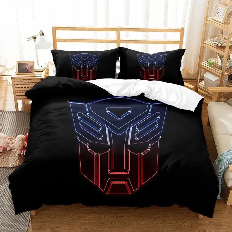 Housse de couette noire avec logo Autobot lumineux, deux oreillers assortis sur un lit – Transformers.