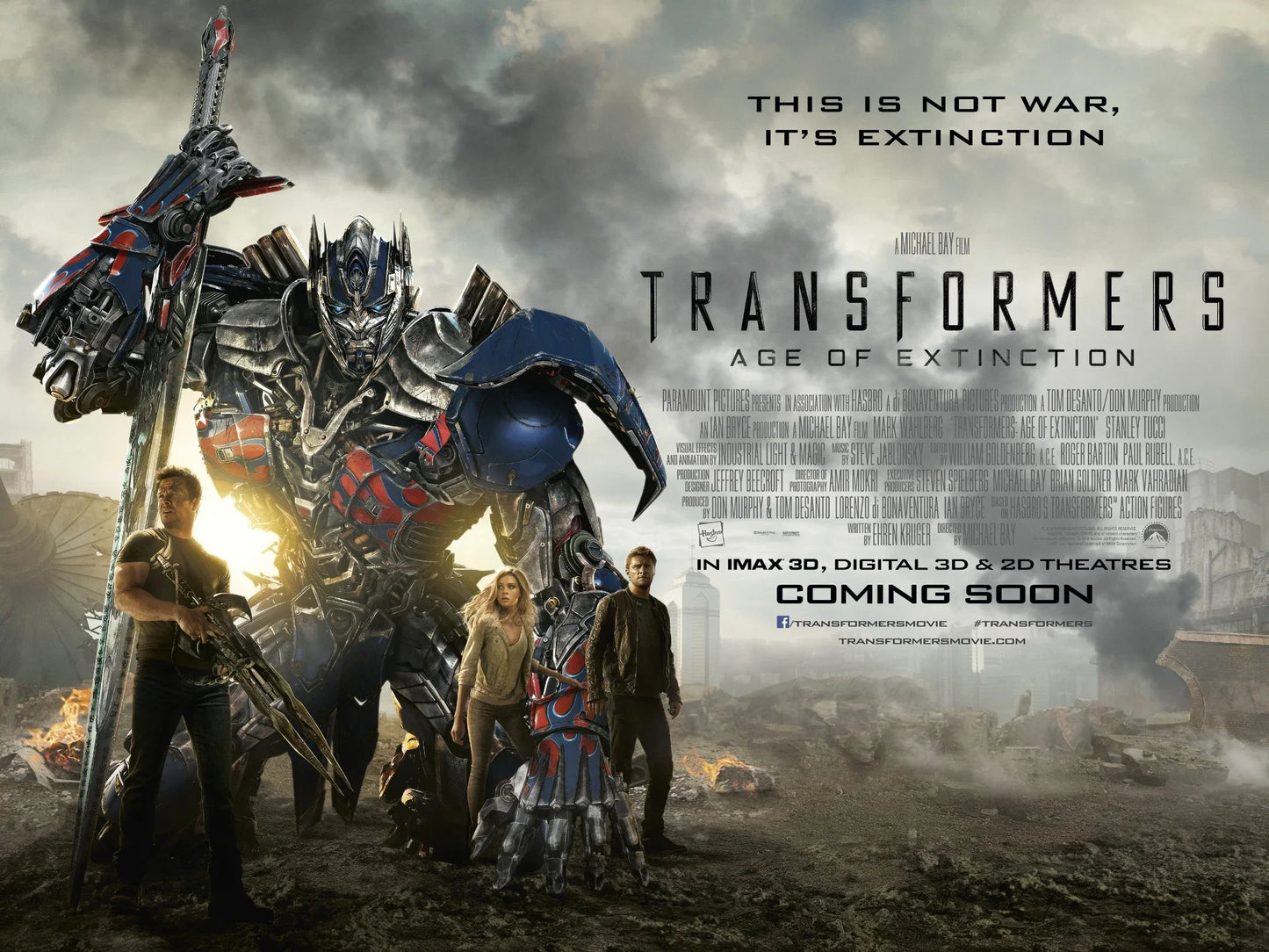 Affiche du film Transformers Age of Extinction avec Optimus Prime, humains armés et décor apocalyptique – Transformers.
