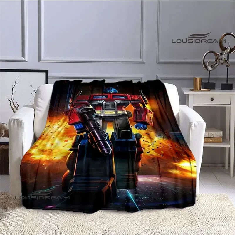 Plaid polaire Optimus Prime robot debout devant explosion, couleurs vives sur canapé blanc – Transformers.