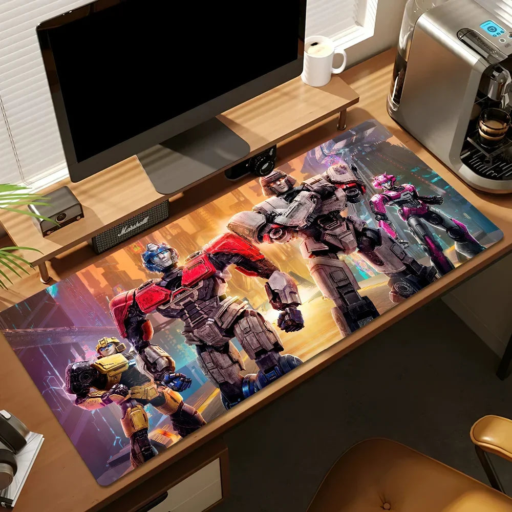 Tapis de bureau avec Optimus Prime, Megatron et Autobots colorés sur fond urbain – Transformers.