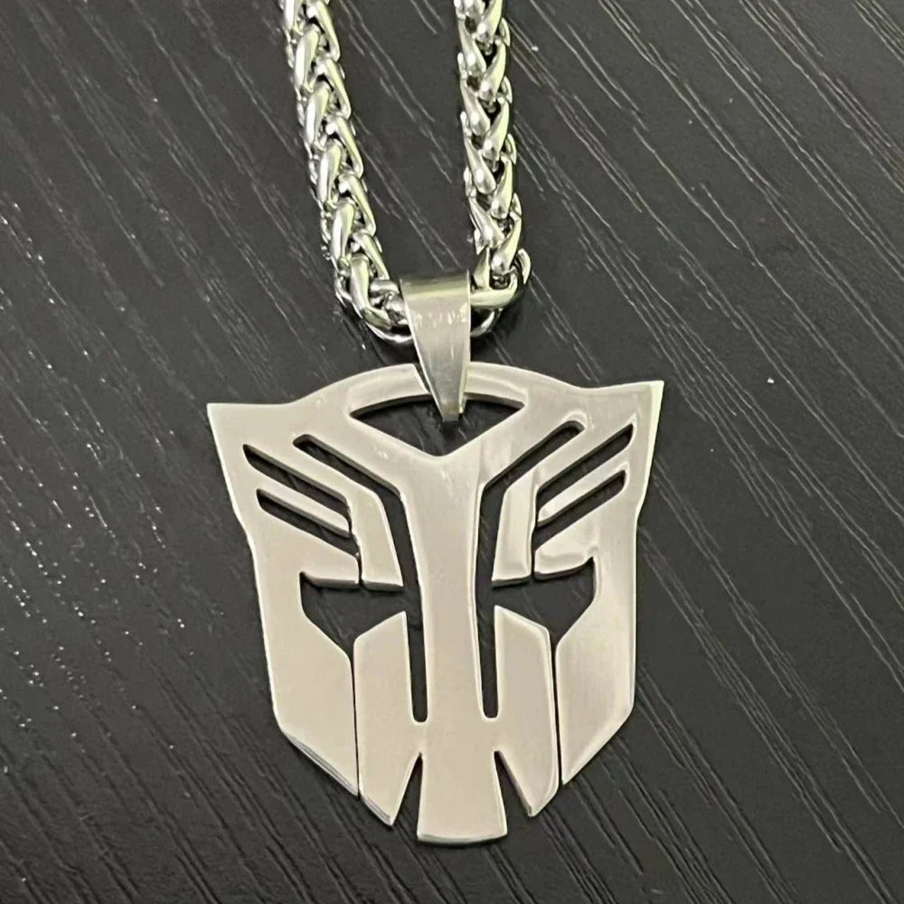 Pendentif en acier symbole Autobot, chaîne épaisse, posé sur fond noir – Transformers.