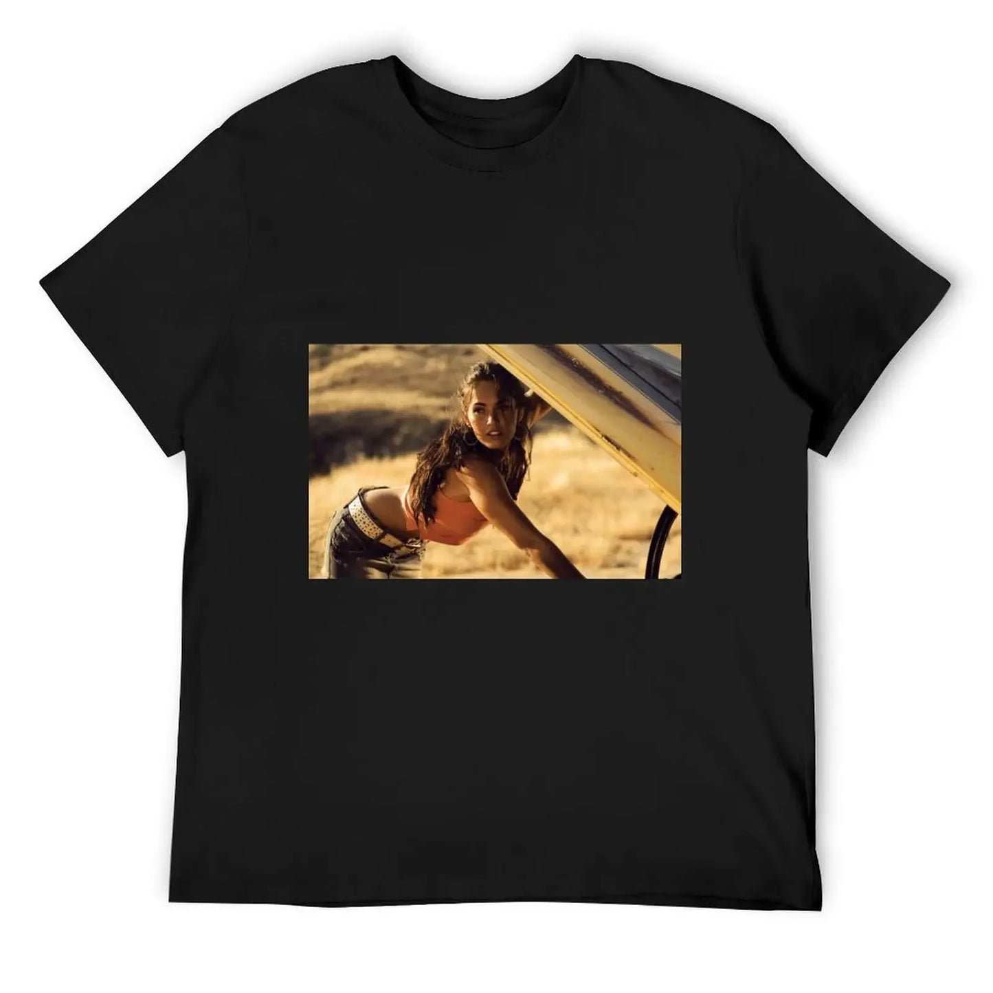 T-shirt noir avec personnage féminin réparant une voiture, décor désert, style cinématographique – Transformers.