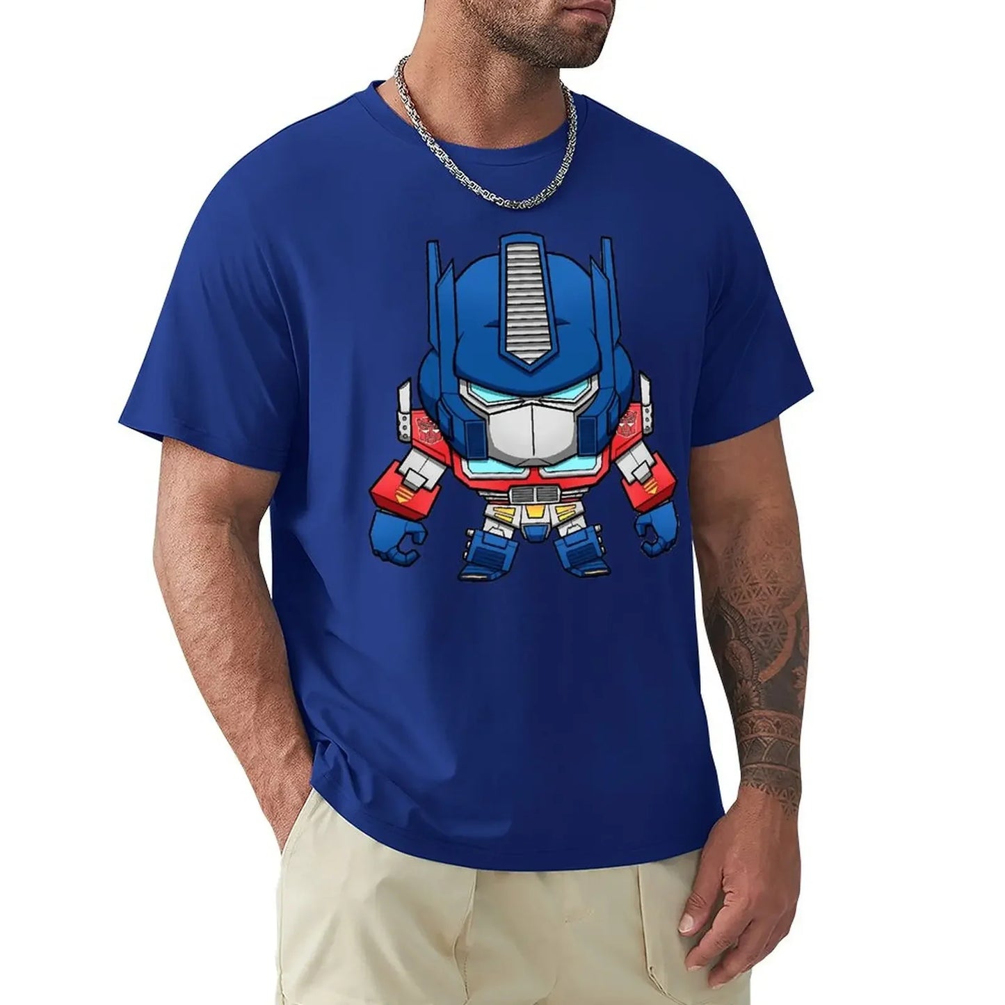 T-shirt bleu avec motif Optimus Prime style cartoon, porté par un homme, fond uni – Transformers.