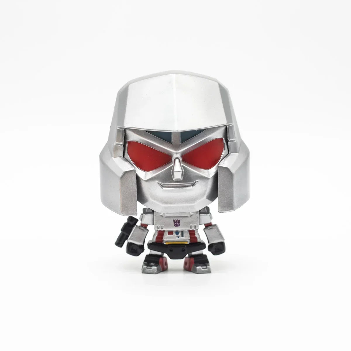 Figurine Megatron chibi argenté avec casque, yeux rouges et fond blanc – Transformers.