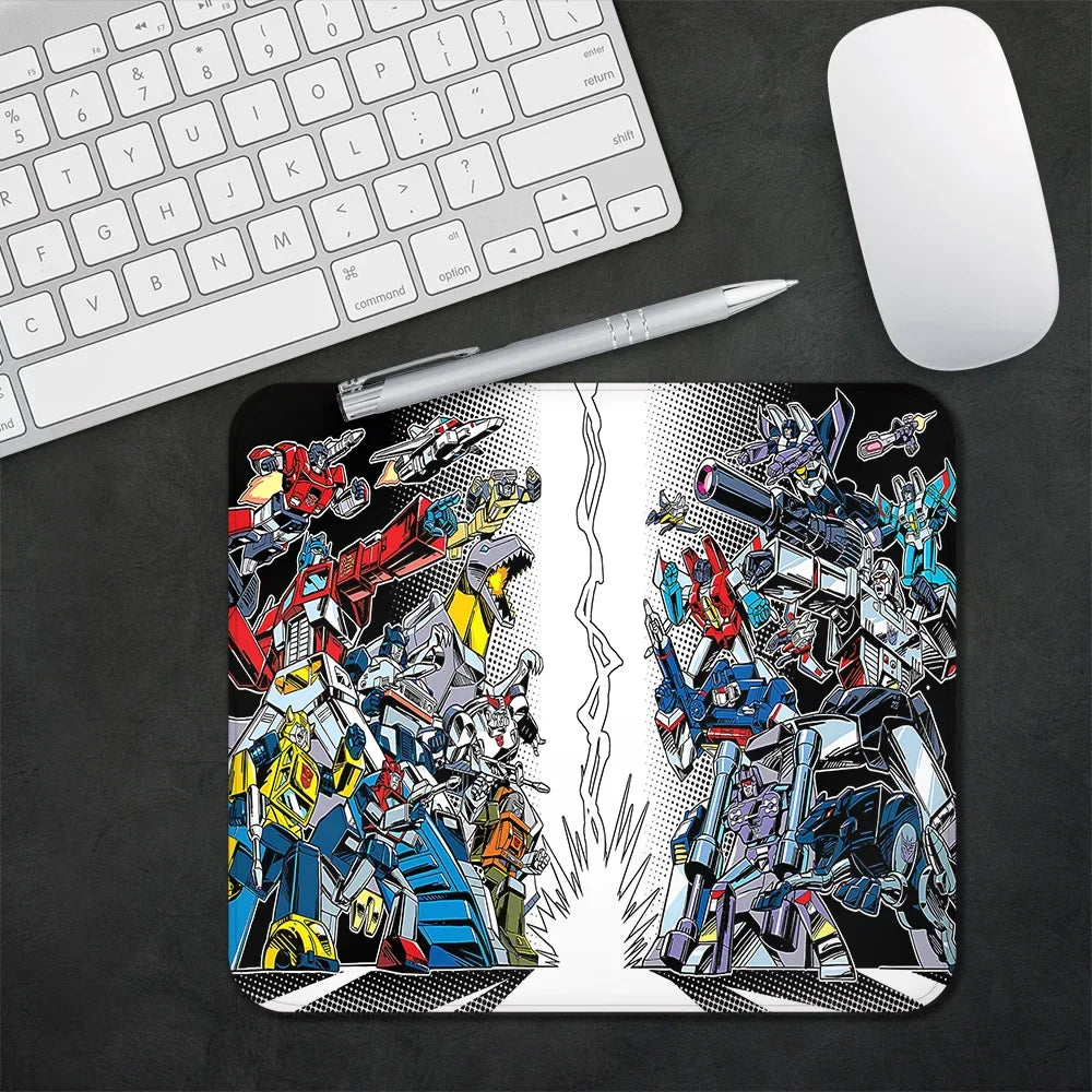 Tapis de souris Transformers avec Autobots et Decepticons en posture de combat, style BD – Transformers.