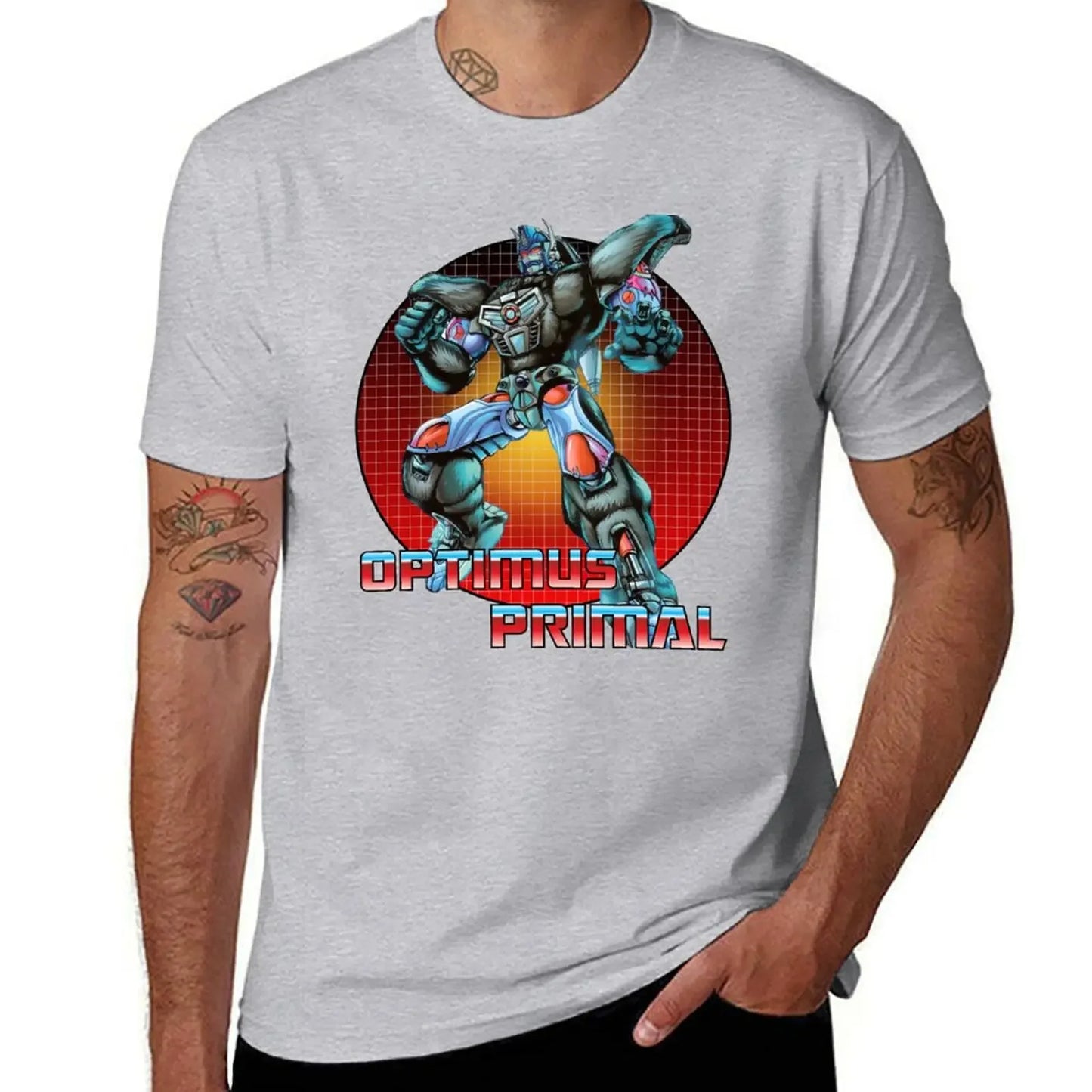 T-shirt gris avec illustration Optimus Primal en posture dynamique sur fond rouge – Transformers.