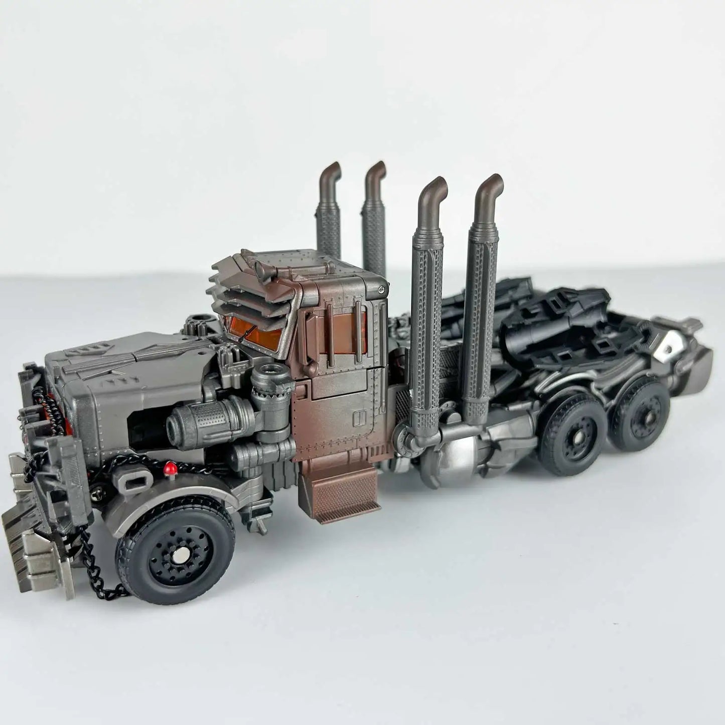 Transformers Scourge Studio Series 18cm Figurine — White and Grey Accessories Set