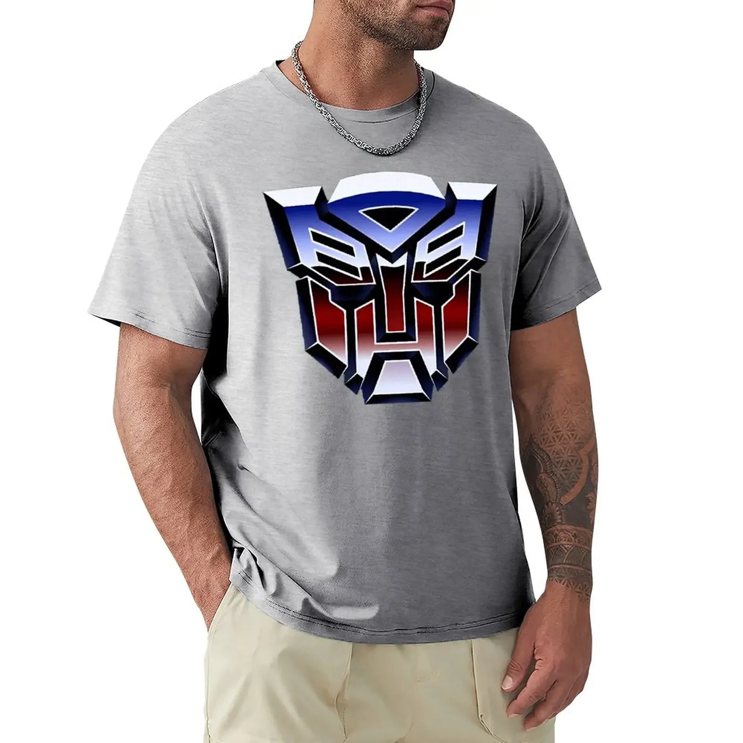 Homme portant un t-shirt gris avec logo Autobots bleu et rouge sur le torse – Transformers.