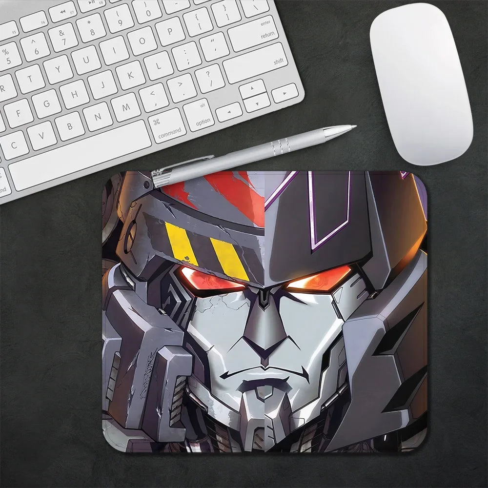 Tapis de souris décor Megatron gros plan robot gris regard rouge sur bureau sombre – Transformers.