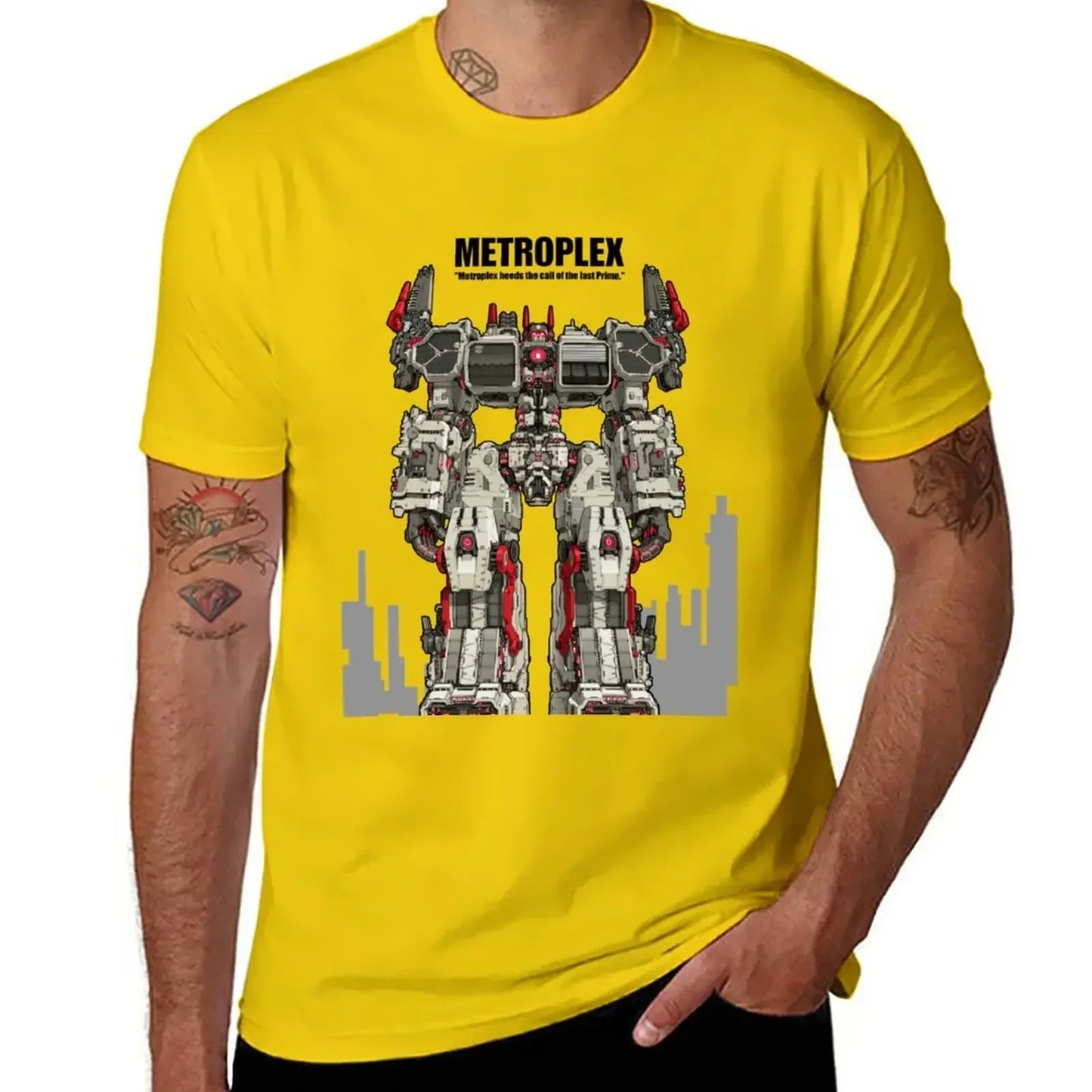 T-shirt jaune avec illustration Metroplex robot gris et rouge debout devant silhouette de ville – Transformers.