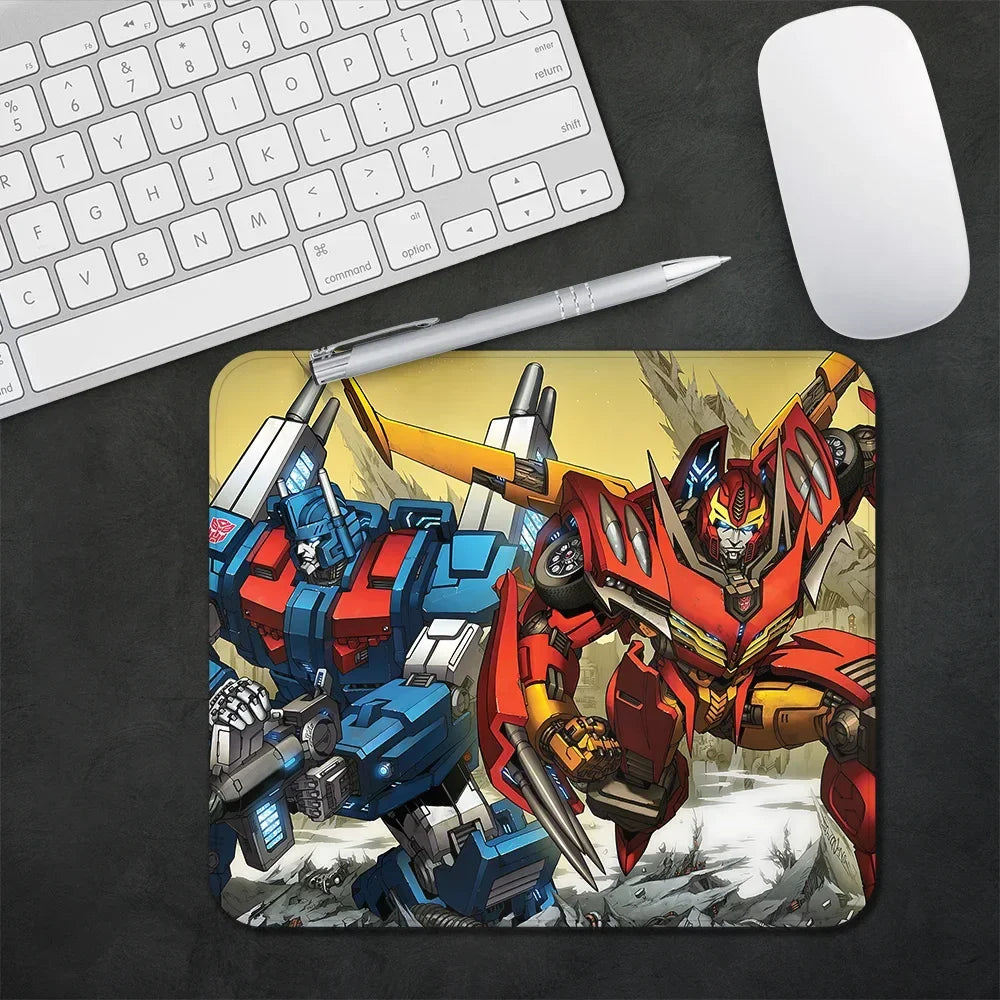 Tapis de souris Transformers avec deux robots colorés, bleu et rouge, en posture dynamique, décor de bataille – Transformers.