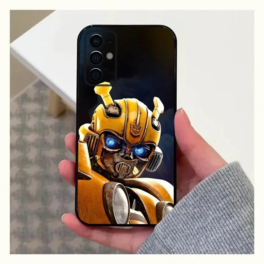 Coque de téléphone avec Bumblebee jaune, fond sombre, main tenant l’appareil – Transformers.