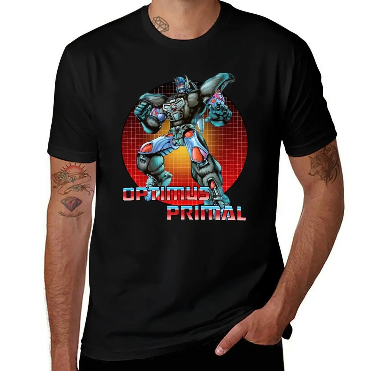 T-shirt noir avec Optimus Primal en posture dynamique sur fond rouge géométrique – Transformers.