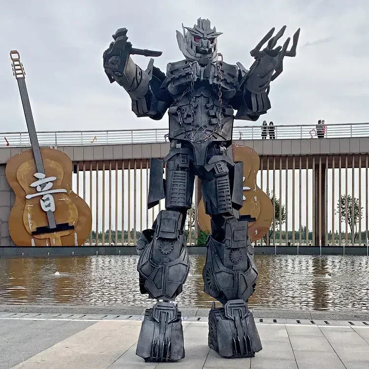 Statue de robot gris debout devant des guitares géantes dorées et un bassin – Transformers.
