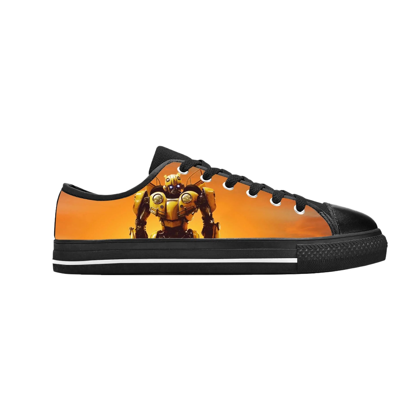 Basket noire avec robot jaune debout sur fond orange, style urbain, motif Bumblebee – Transformers.