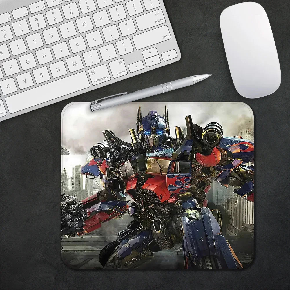 Tapis de souris illustré d’Optimus Prime en posture de combat, décor urbain, couleurs vives – Transformers.