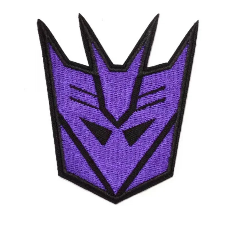 Écusson brodé logo Decepticon violet et noir, style géométrique sur fond blanc – Transformers.
