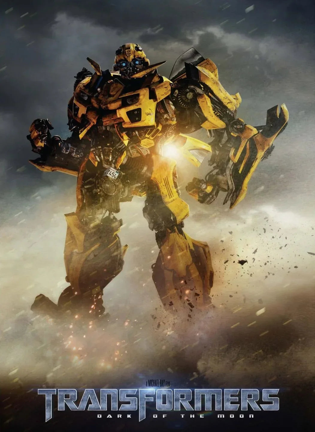 Affiche de Bumblebee, robot jaune debout sur fond de bataille et ciel sombre – Transformers.