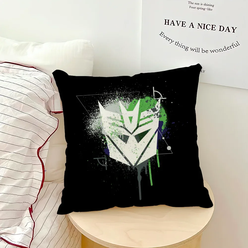 Coussin noir décoratif avec logo Decepticon blanc, taches vertes et violettes – Transformers.