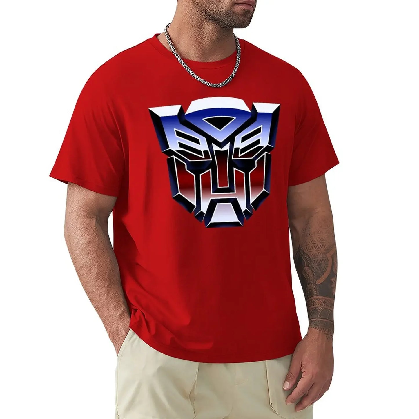 Homme portant un t-shirt rouge à logo Autobot argenté et bleu, style décontracté – Transformers.