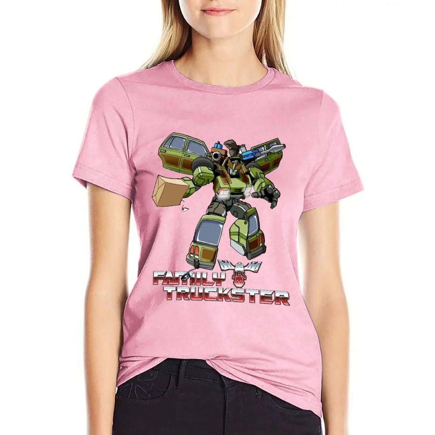 T-shirt rose avec robot vert Family Truckster en position dynamique, style cartoon – Transformers.