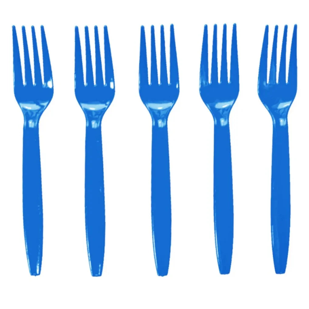 Cinq fourchettes en plastique bleu alignées sur fond blanc.