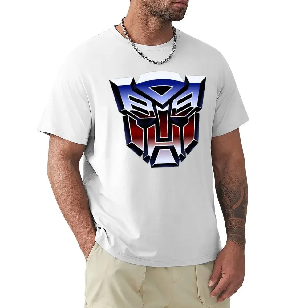T-shirt blanc avec logo Autobots bleu et rouge porté par un homme posé – Transformers.