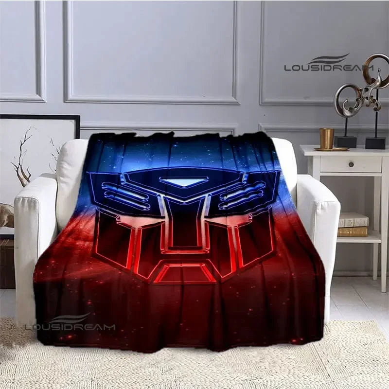Plaid Transformers avec logo Autobot rouge et bleu sur un canapé blanc, déco moderne – Transformers.