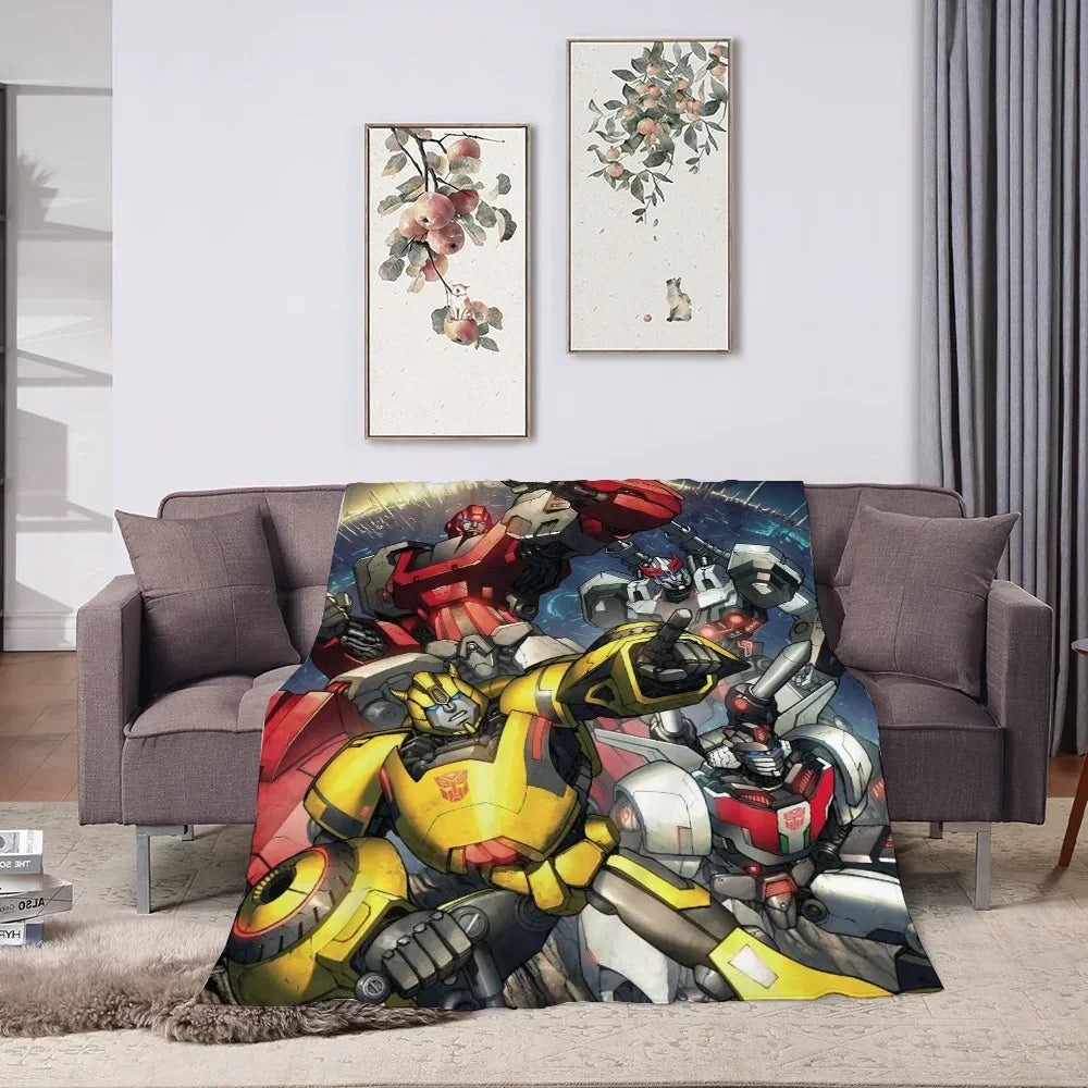 Plaid décoratif avec robots Transformers colorés sur un canapé dans un salon moderne – Transformers.