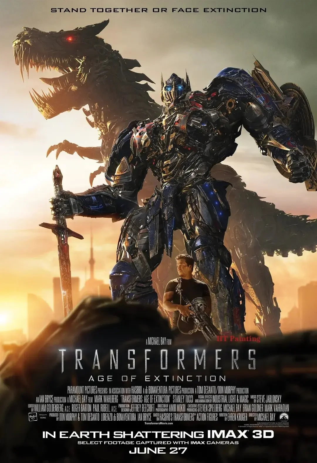 Affiche Transformers Age of Extinction avec Optimus Prime armé, dinosaure robotique et ciel orangé – Transformers.